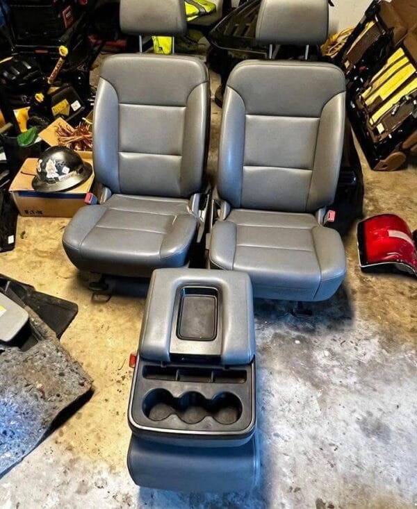 Chevy Silverado/gmc sierra leather seats with middle jump seat  manual Grey/gris 2014-2018